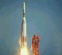 Despegue de un cohete, se utiliza para poner en órbita satélites para comunicaciones (Por ejemplo para nuestros teléfonos smartphone) GPS, Internet, redes sociales, teconología de Bancos, Turismo espacial